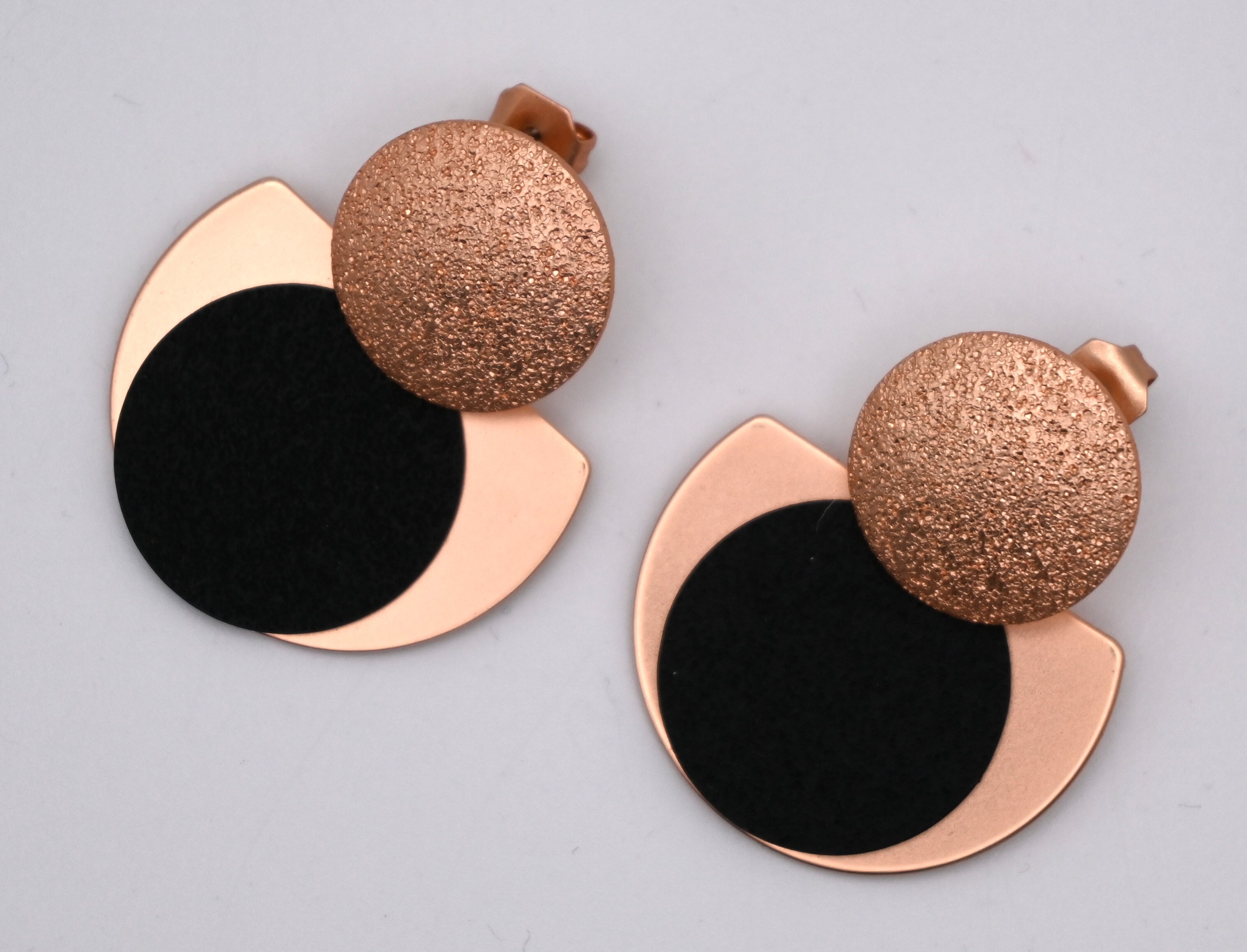 Oorbel n°1 Zwart X mat rosé goud