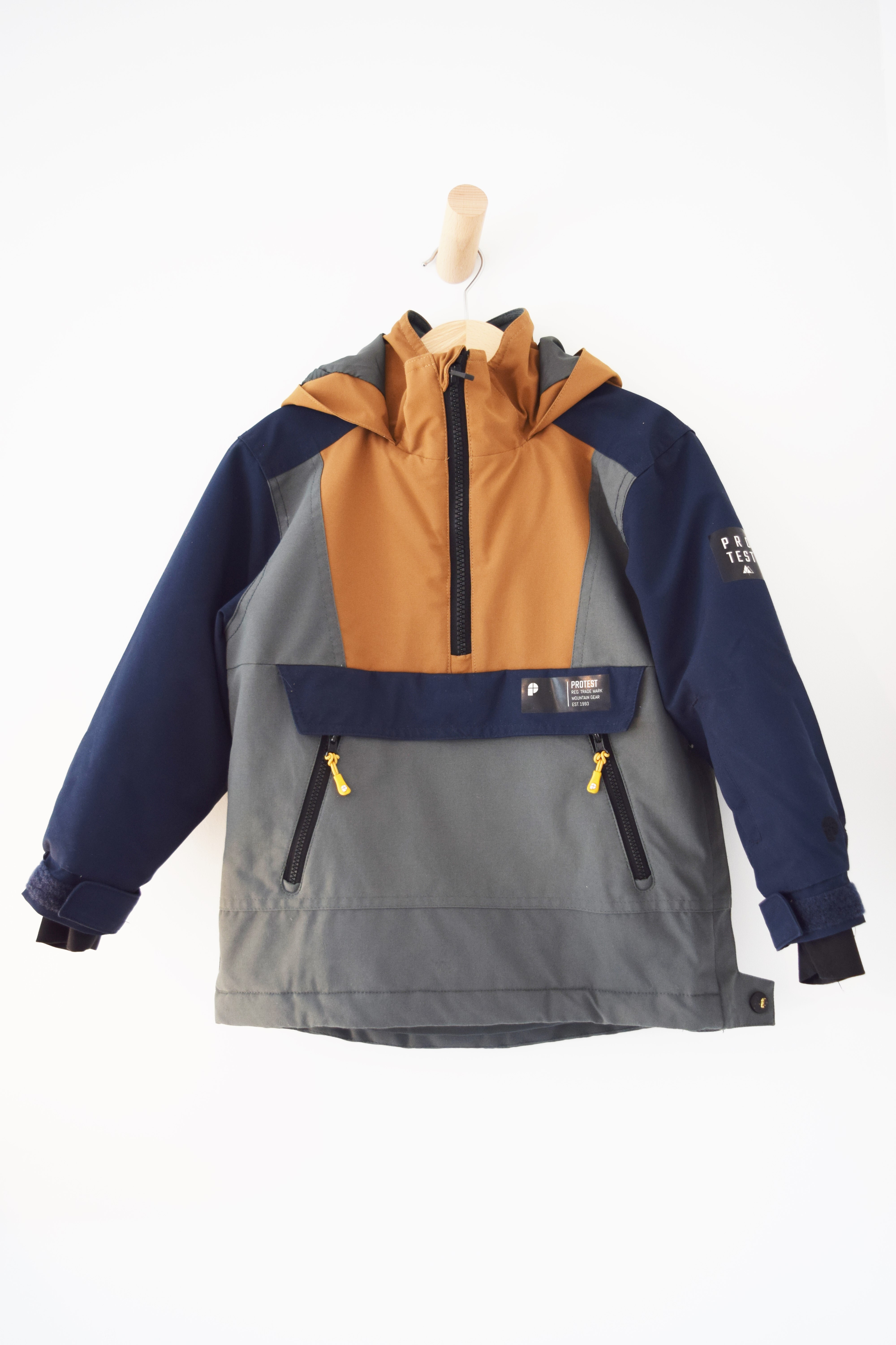 Jas, Protest, 4 jaar 