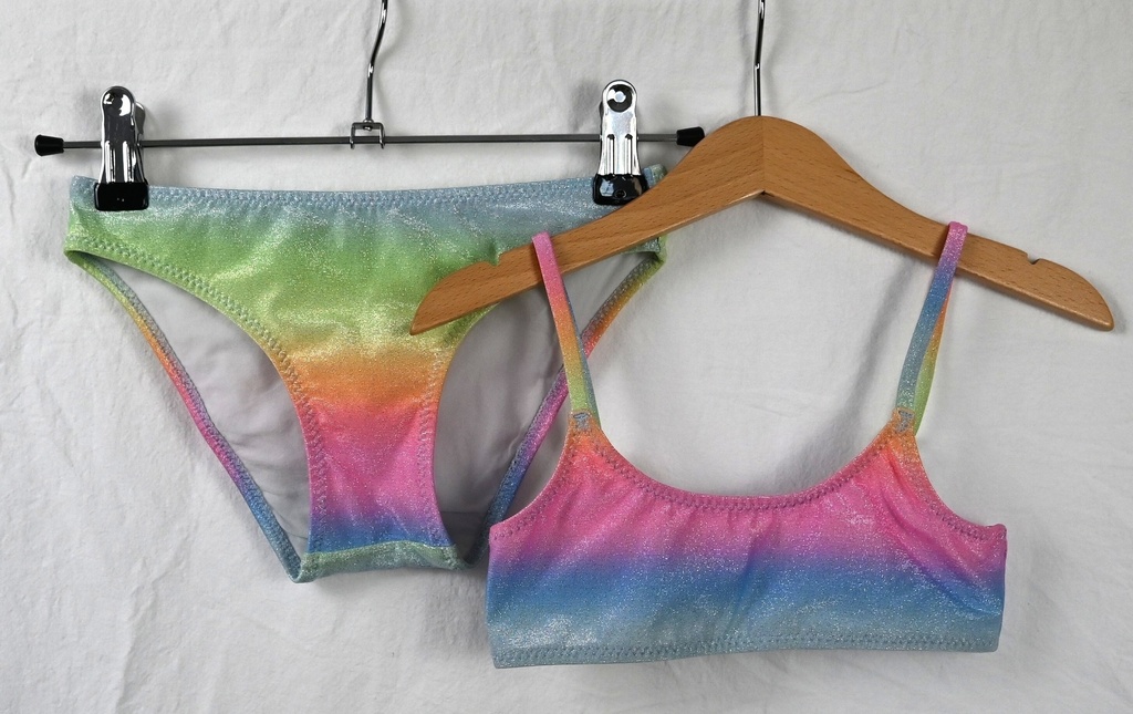 Bikini, Hundred Pieces, 8 jaar